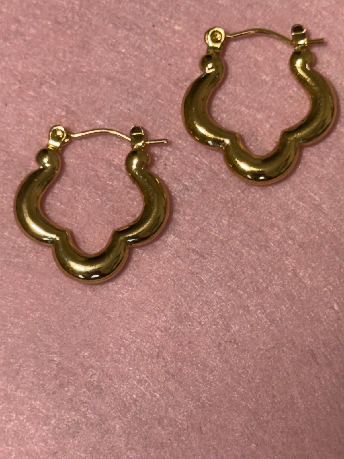 Stainless Steel Gold Clover Hoop Earrings – Medium