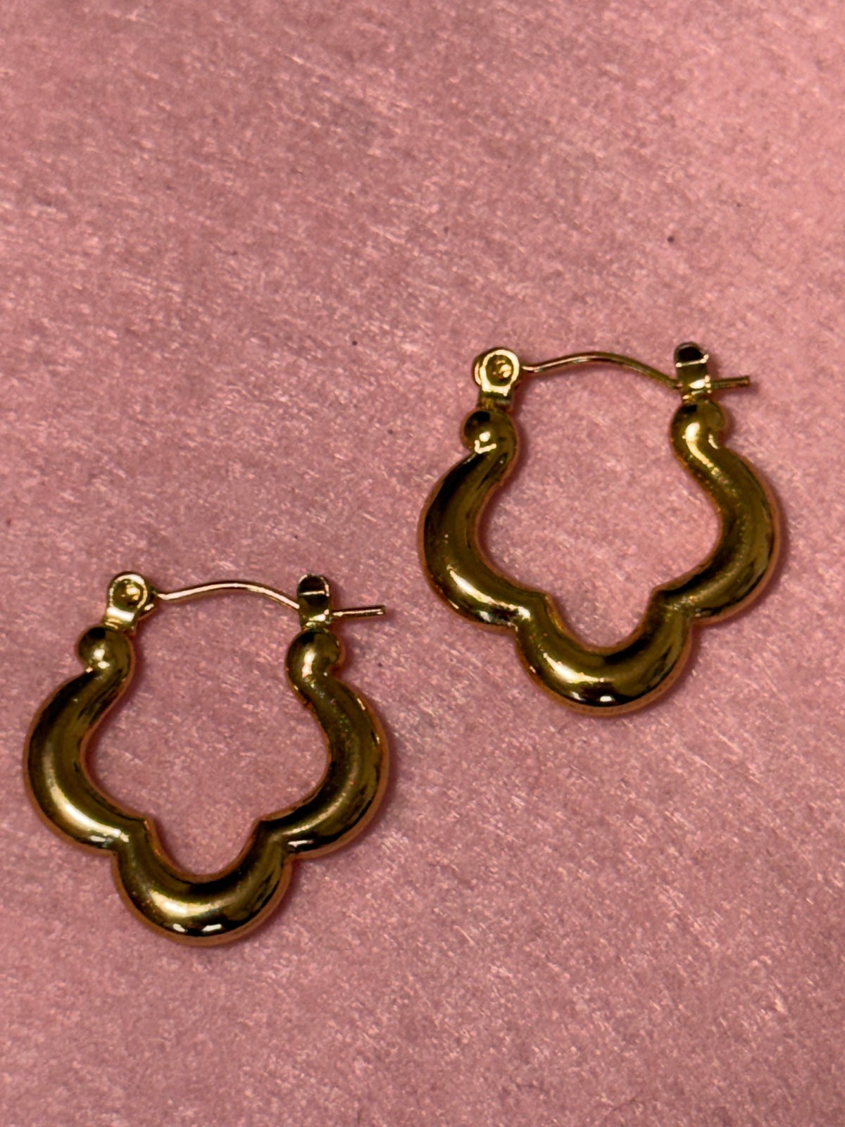 Stainless Steel Gold Clover Hoop Earrings – Medium