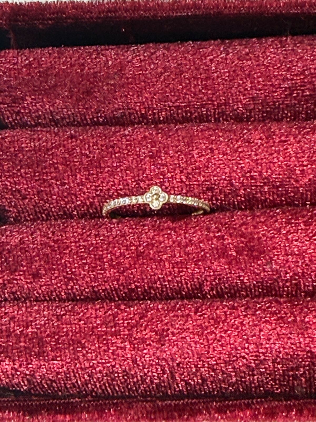 10K Yellow Gold Four-Leaf Clover Ring with Sparkling Stones – Size 7.5