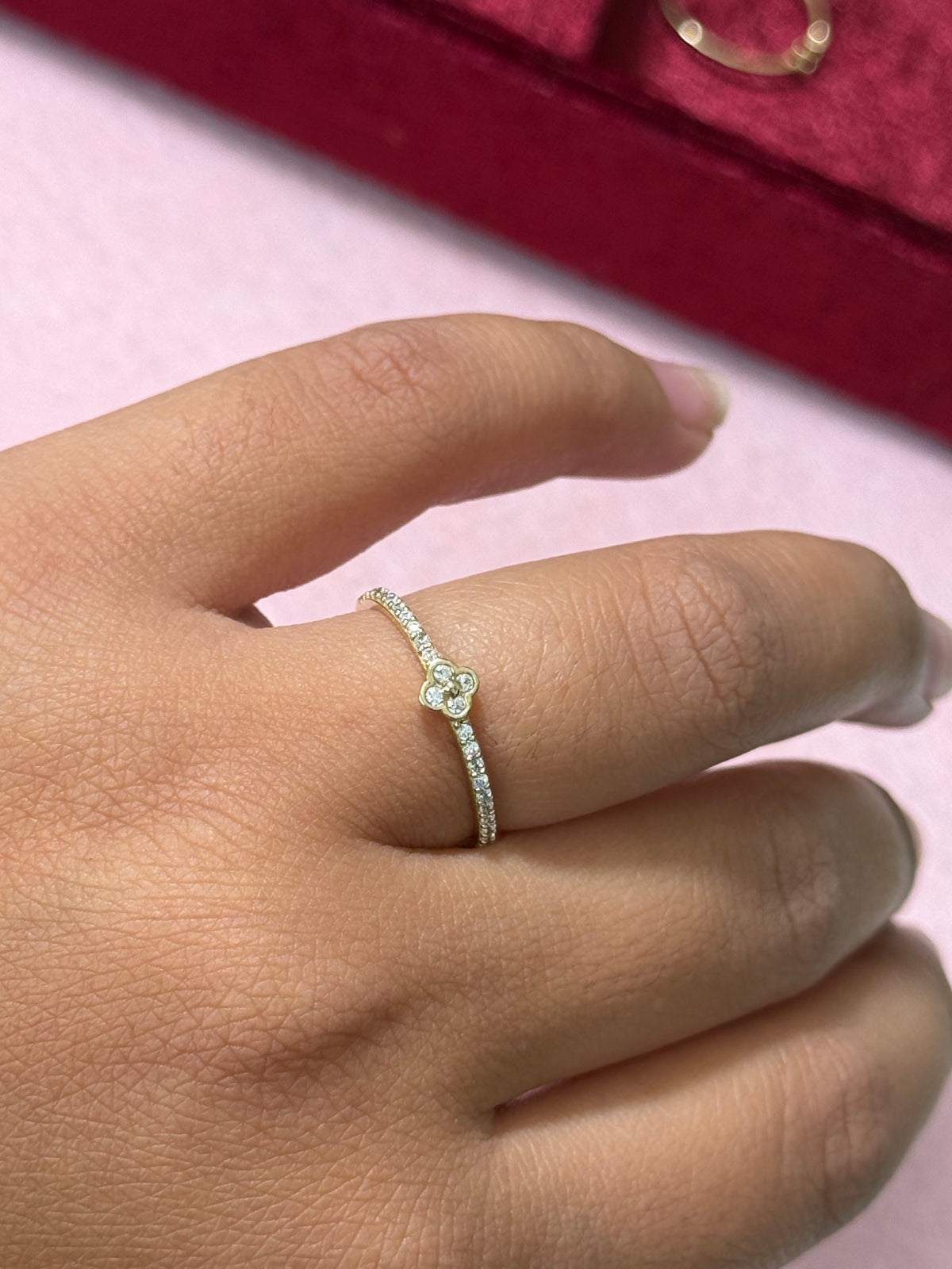 10K Yellow Gold Four-Leaf Clover Ring with Sparkling Stones – Size 7.5