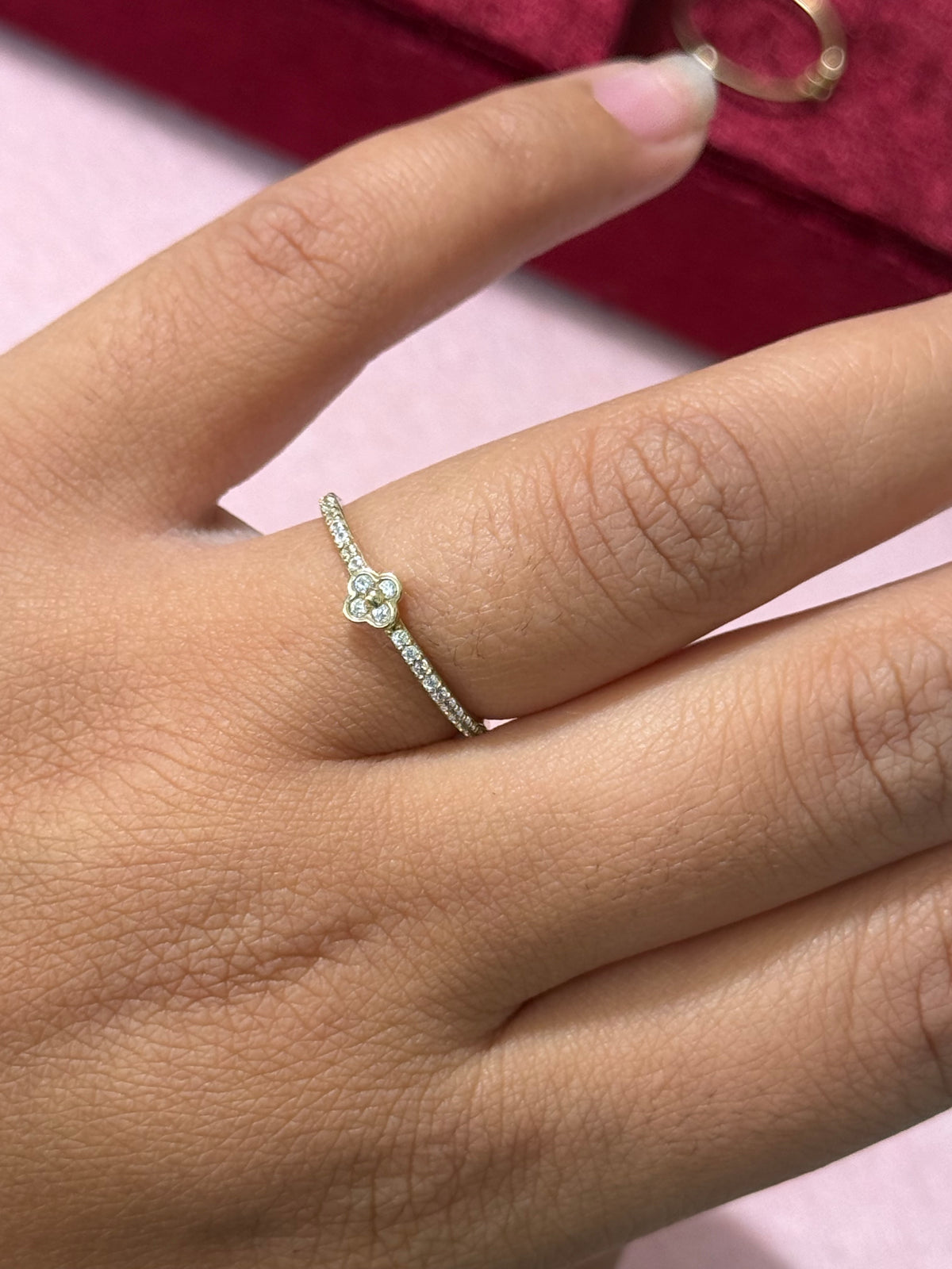 10K Yellow Gold Four-Leaf Clover Ring with Sparkling Stones – Size 7.5