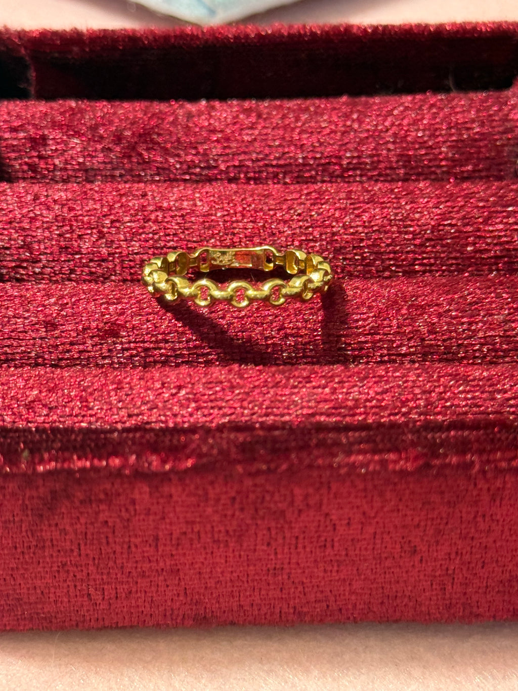 18K Gold Interlocking Link Band Ring – Size 7.5