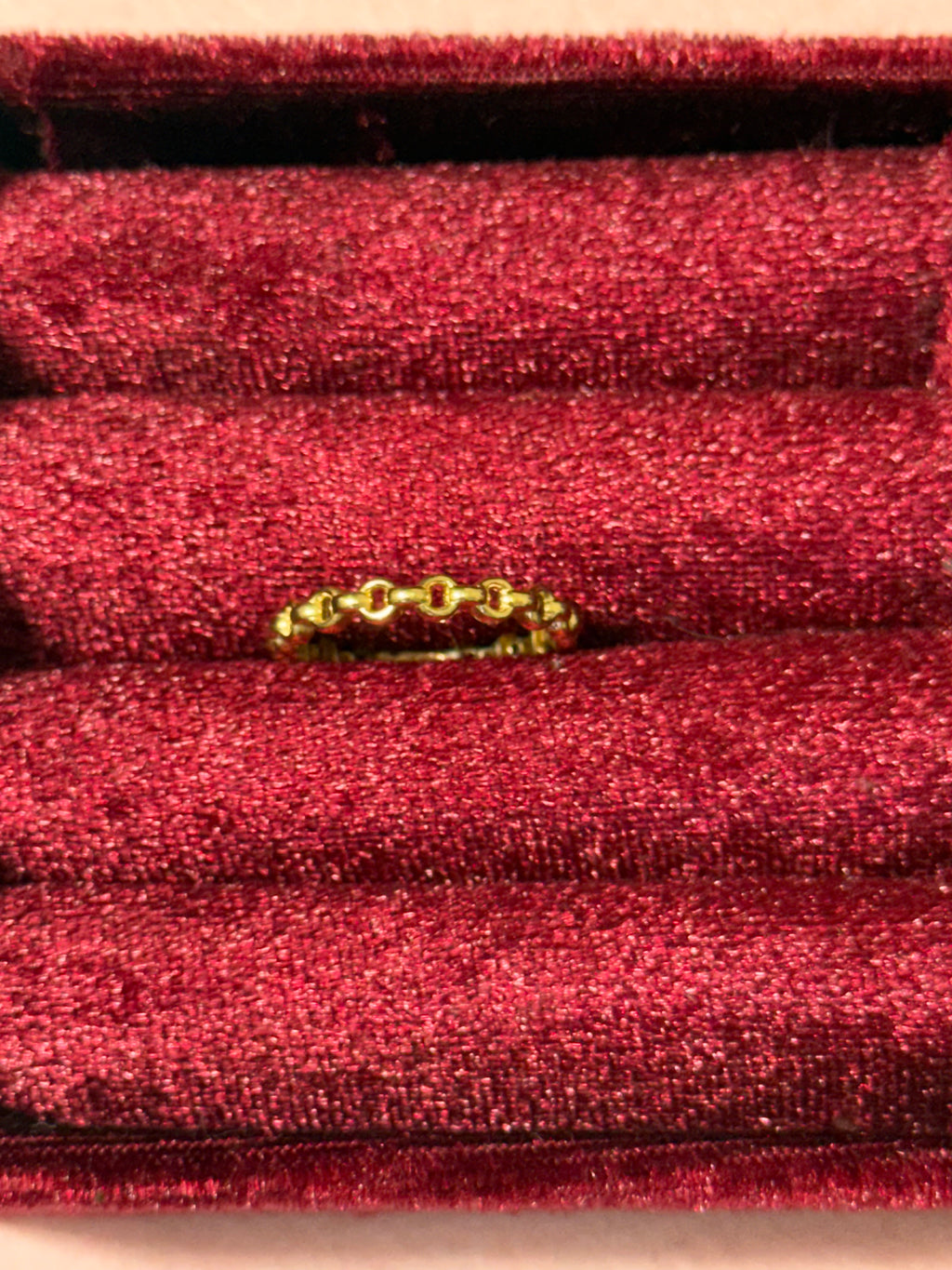 18K Gold Interlocking Link Band Ring – Size 7.5