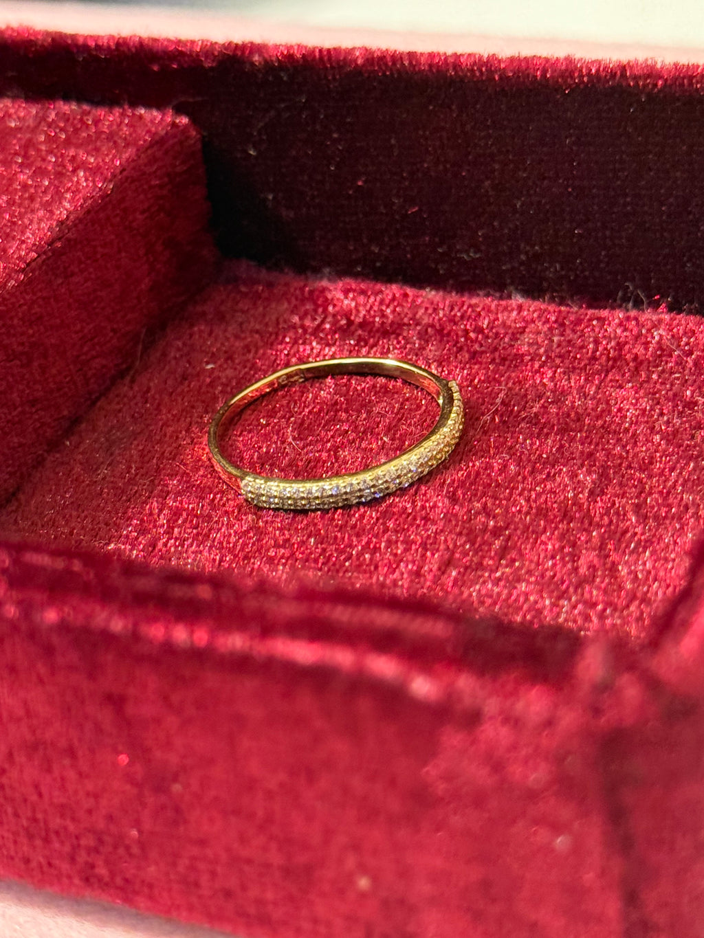 18K Gold Diamond-Cut Sparkling Band Ring – Size 8