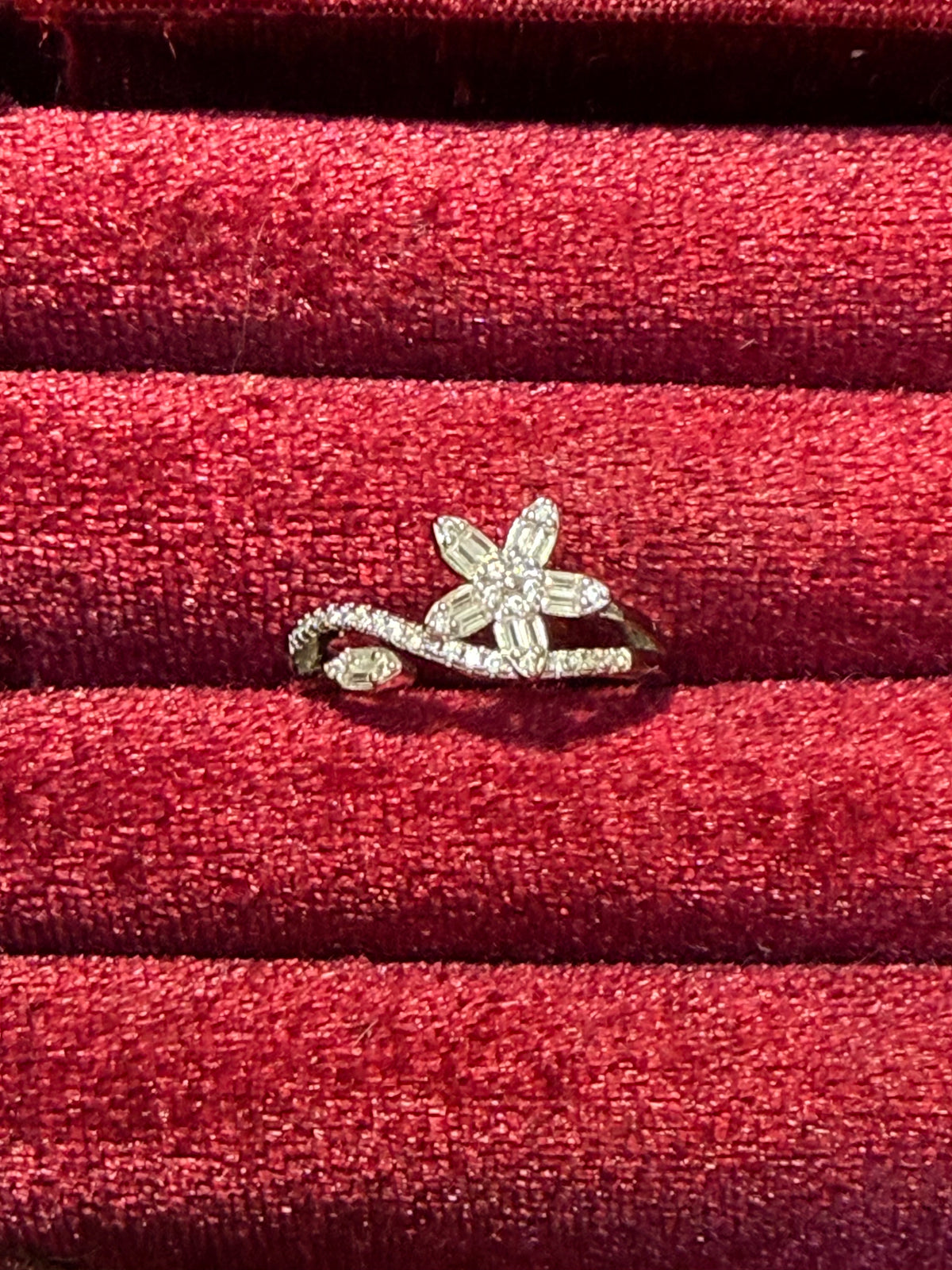925 Sterling Silver Sparkling Floral Vine Ring – Size 8