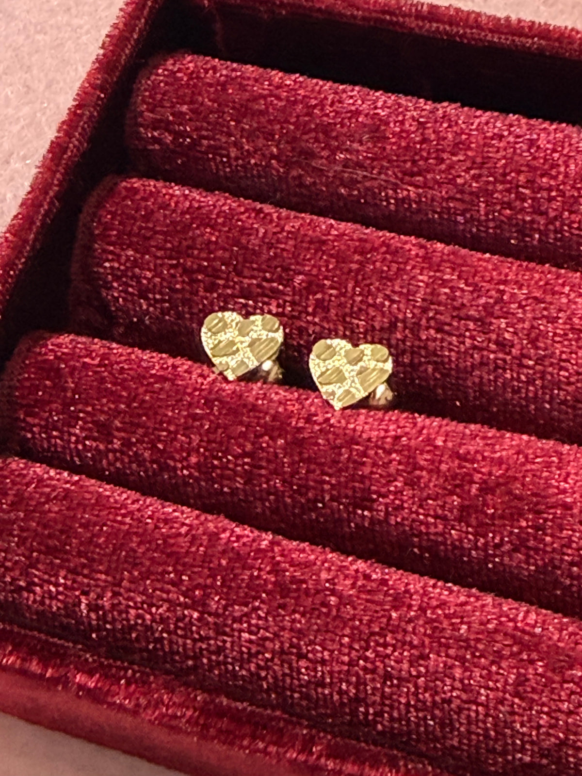 10K Yellow Gold Diamond-Cut Textured Heart Stud Earrings – Medium